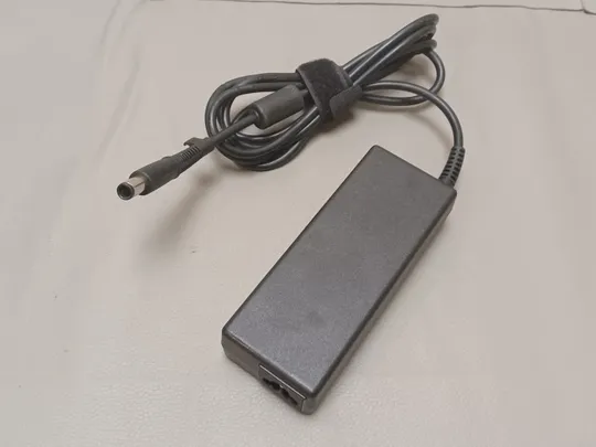 0939... адаптер живлення  HP PPP012L-E 19V 4.7A  НІМЕЧЧИНА Продаж