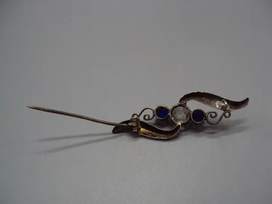 Брошка с белой и синими вставками брошь серебро вес 3,39 г 5,2 см (застежка плохо держит) №15801 Характеристики