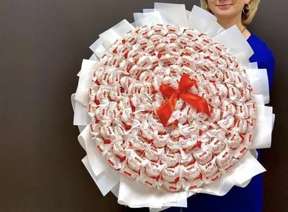 фото, Великий розкішний букет з цукерок Raffaello Рафаелло (155 шт.) в руку солодкий подарунок білий