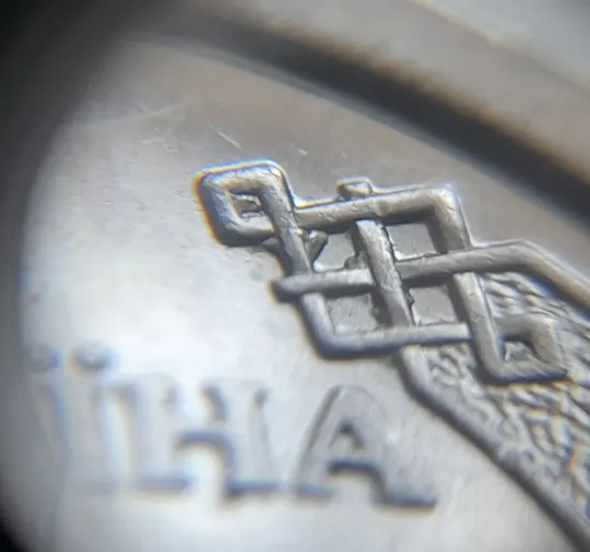 (7222) 1 гривня 2022 викрошки на аверсі, напливи металу на елементах зображення (1 гривна 2022 брак) Інтернет-аукціон