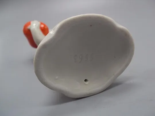 Фигура фарфор статуэтка Германия путти ребенок держит сердца мальчик с сердечками 12,7 см №13229 Де купити