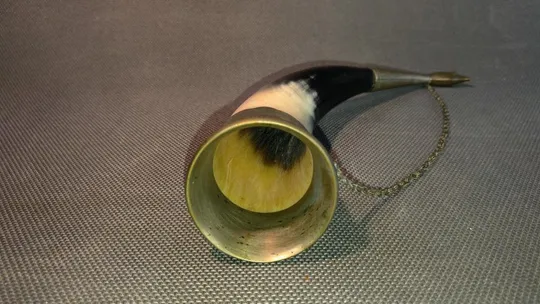 Ріг костяний старий радянський декоративний прикрашений мельхіором Вживане З аукціону