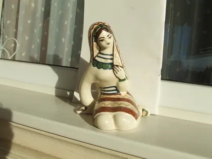 фото, Статуетка Гуцулка кераміка Лвівська майоліка ЛКЗ ссср 1960 рр. роз.20х16 см.