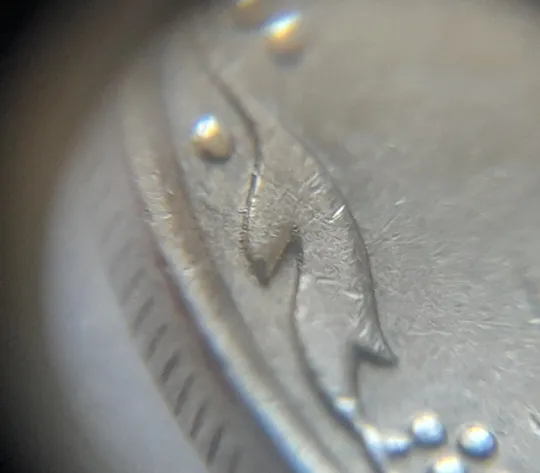 (7087) 10 копійок 2013 багаточисельні викрошки, розколи та сколи на вінку реверса + брак гурта на 7.30 год. (10 копеек 2013 брак) З аукціону