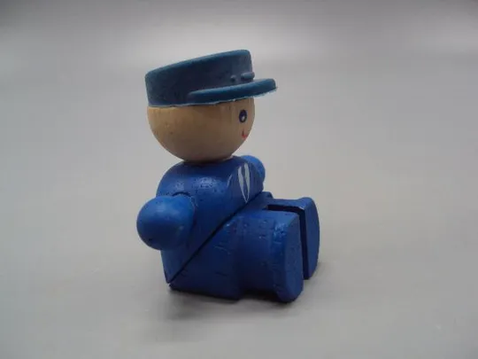 Фигура дерево статуэтка миниатюра Европа проводник в костюме и кепке контролер сидит 4,4 см №15040 Де купити