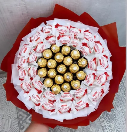 фото, Великий букет з цукерок Raffaello і Ferrero Rosher Рафаелло Ферреро, в руку солодкий подарунок червоний