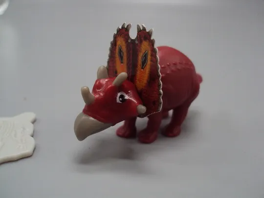 Фигурка киндер сюрприз VV224 Ferrero животные Трицератопс динозавр №18612л Недорого