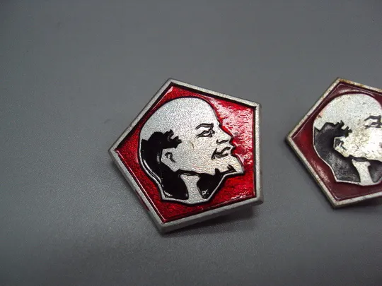 Купити Знак Ленин портрет профиль голова на красном фоне знак качества ссср лот 2 шт №17659