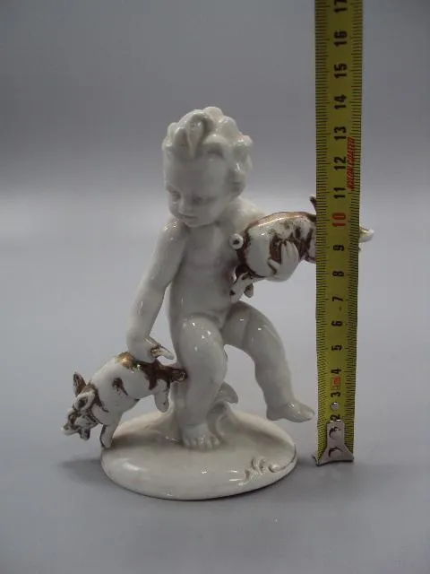 Фигура фарфор Германия Carl Scheidig KG Гревенталь путти мальчик с поросятами ребенок и поросята Де купити