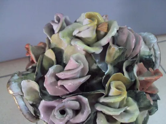 Фигура фарфор статуэка Румыния ваза с цветами розами высота 22 см №12977 Недорого