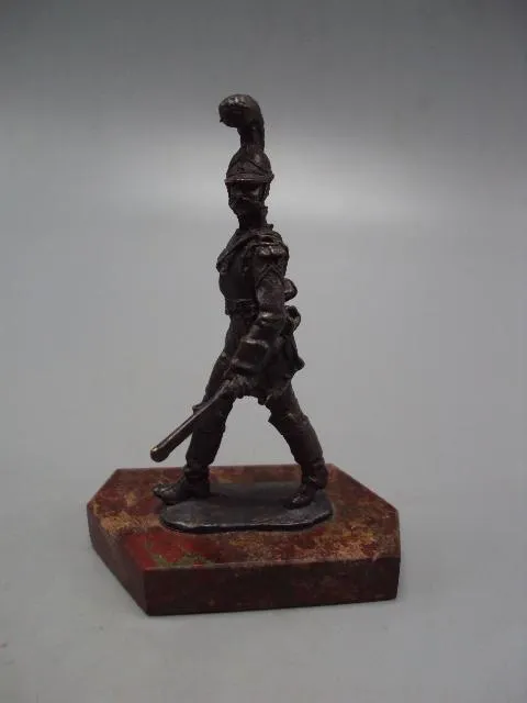 Фигура на подставке статуэтка офицер в форме гусар с пистолем серебро 925 проба вес 86,43 г №14360 Ціна