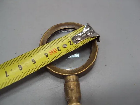 Линза лупа увеличительное стекло латунь, остатки посеребрения длина 10,8 см, диаметр 4,4 см №3329 Де купити