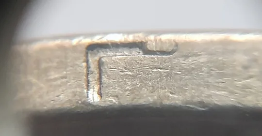 (1854да) 1 гривня 2001 викрошки у букві "Г" слова "ГРИВНЯ" та цифрі "1" слова "2001" на гурті (1 гривна 2001 брак) З аукціону