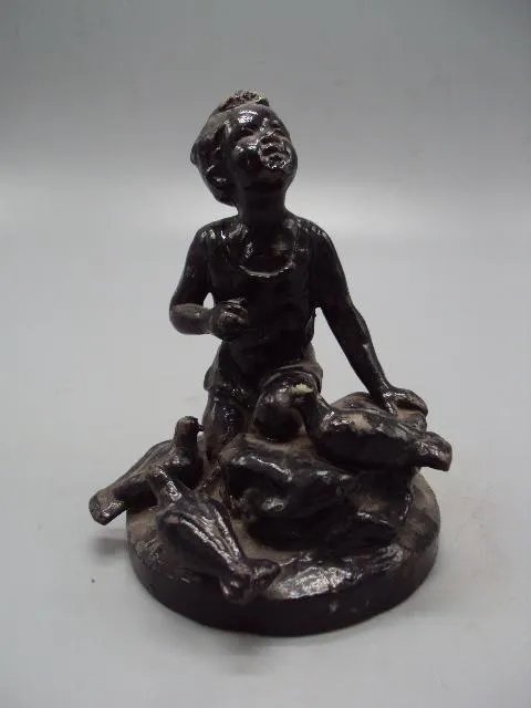 Фигура чугун Свердловск статуэтка мальчик кормит голубей мальчик и голуби высота 12 см №13793 Ціна