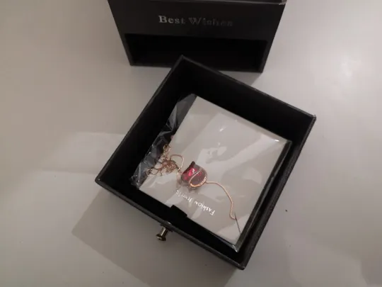 троянда з намистом в коробці +відкритка та подарунковий пакет (намисто зі золотистим завитком любові) (17) Інтернет-аукціон