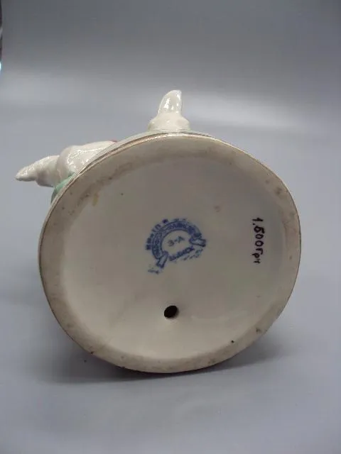 Фигура фарфор статуэтка Минск девочка кормит кур кормящая курей птиц высота 18,5 см №14455 З аукціону