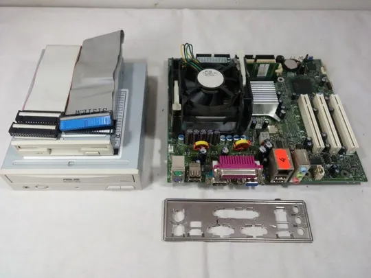 комплект плата miniATX S478 intel D845GVSR + Pentium 4 HT 2.80GHz+ память + др. Де купити