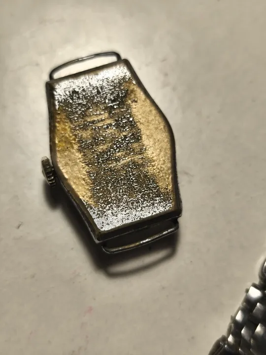 Купити Радянський годинник, ймовірно марки Победа або Заря, з механічним підзаводом і секундною шкалою.