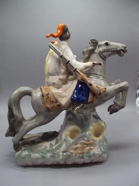 Фигура фарфор статуэтка Киев влюбленные козак с девушкой на коне казак с ружьем высота 34 см №133 Характеристики