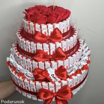 фото, Торт з цукерок Kinder солодкий подарунок на День народження