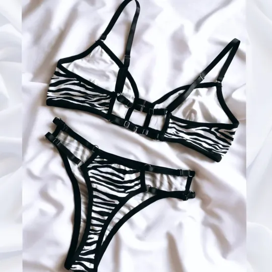 Купити Комплект з бюстгалтера та трусиків стрінгів.