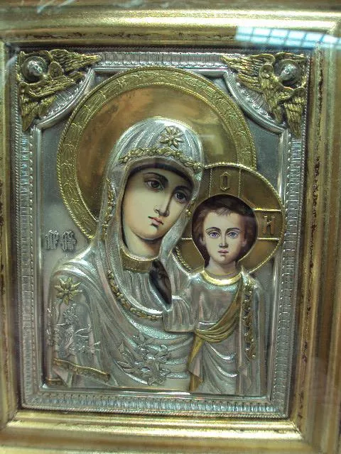 Иконы венчальная пара Спаситель и Пресвятая Богородица в киотах посеребрение 27,5х 23,5см №11035 З аукціону