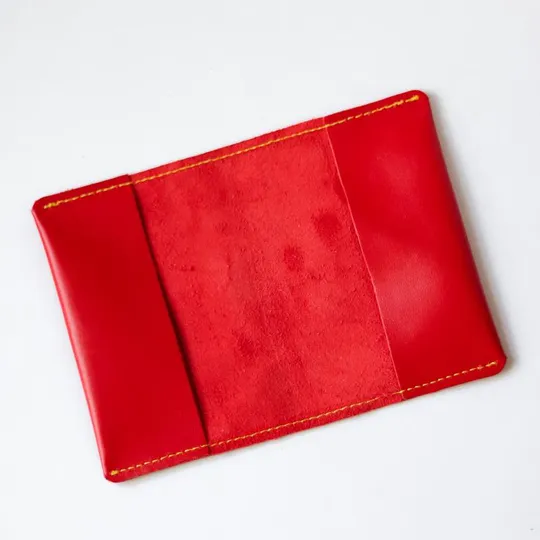 Купити Обкладинка для паспорта "Never give up" червона з позолотою,жовта нитка.