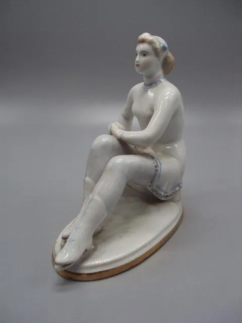 Фигура фарфор статуэтка ЛФЗ фигуристка девушка сидит на коньках конькобежка высота 16,8 см №14458 Де купити