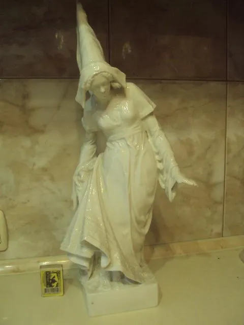 германия девушка в одежде 15 века фарфор клеймо лиса в тесте скол пальцев Ціна