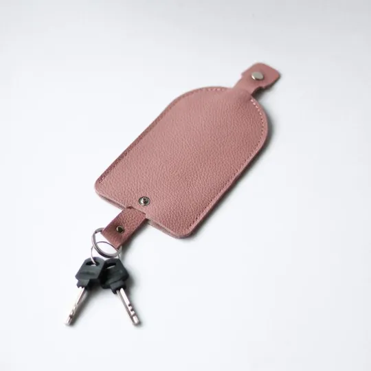 Ключниця з рухомим тримачем ключів на кнопці рожева з перфорацією. Ціна