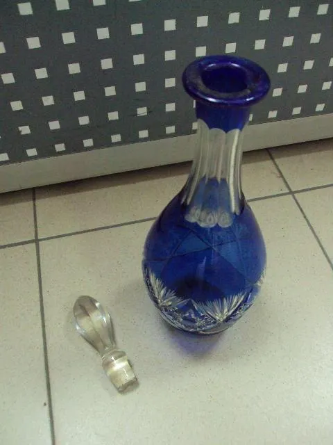 Графин хрусталь кобальтовое стекло высота 25,5 см, с крышкой 32,5 см (скол на крышке) №11579 З аукціону