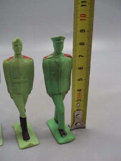 Купити Детские игрушки фигурки солдаты и офицер подготовка к параду колкий пластик ссср лот 3 шт №15362