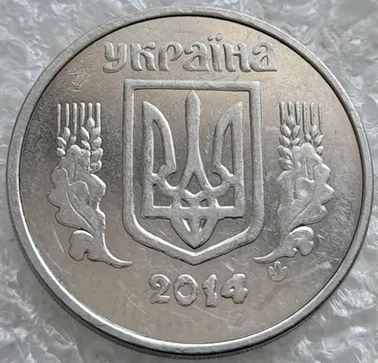 фото, (6640) 5 копійок 2014 брак "крокодил" (викрошки, розколи і напливи металу на аверсі)(5 копеек 2014)