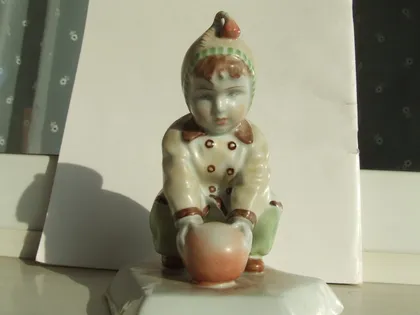 фото, Статуетка хлопчик з мячом 1960 рр. роз 14х12 см. Жолноі Венгрия .