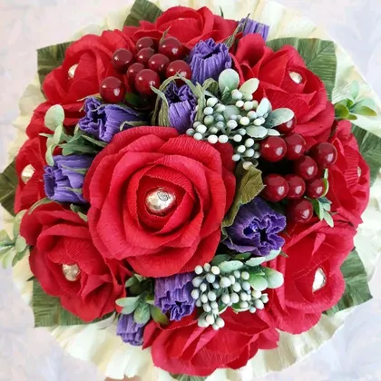 фото, Букет з цукерок Ferrero троянди Ферреро Роше і Raffaello в руку червоний