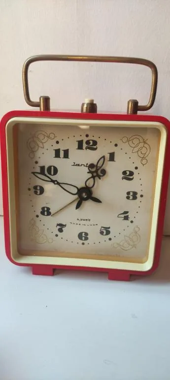 Очень красивый будильник производство СССР 1960-е годы,рабочее состояние jc345. Недорого