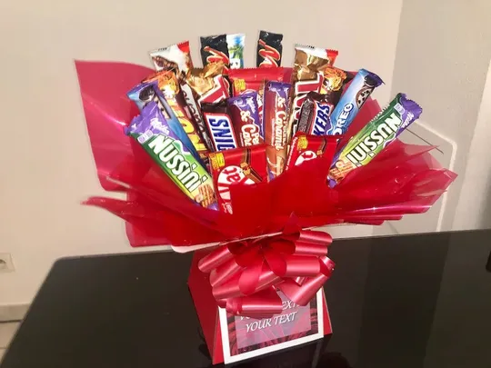Букет з цукерок мікс батончиків KitKat, Твікс, Мілка, Снікерс, Баунті, Марс з лисиівкою червоний Ціна