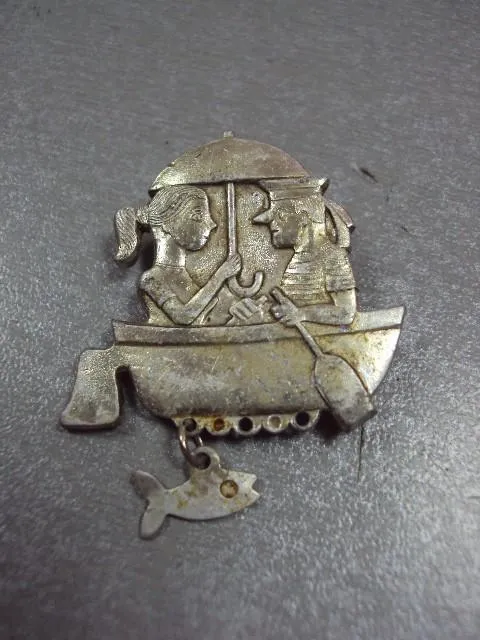 Купити знак брошка лодочка свидание моряк девушка зонтик №1815