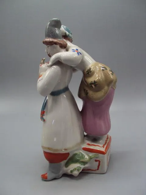 Фигура фарфор Полонное ЗХК баба на сундуке А мій милий чорнобривий пара двое на сундуке 23 см №10538 Продаж