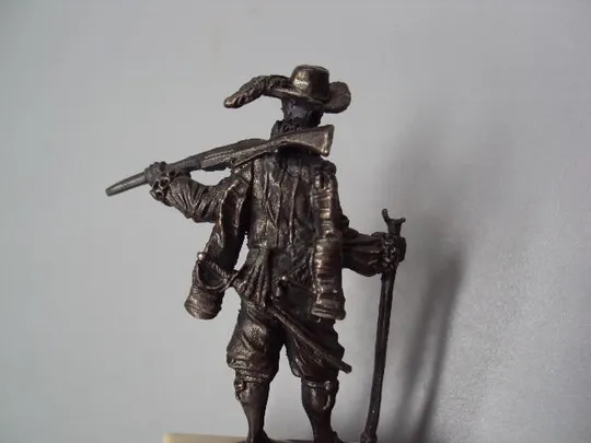 Фигура на подставке статуэтка мушкетер с мушкетом ружьем серебро вес 84,58 г высота 7 см №14359 Продаж