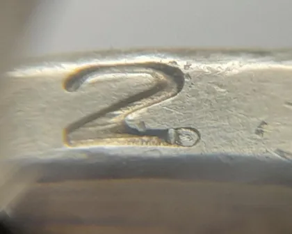 фото, (4678) 1 гривня 2012 різновид викрошки у першій цифрі "2" слова "2012" на гурті (1 гривна 2012 брак)