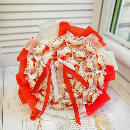 фото, Букет з цукерок Raffaello Рафаелло (31 шт.) оригінальний подарунок червоно-білий
