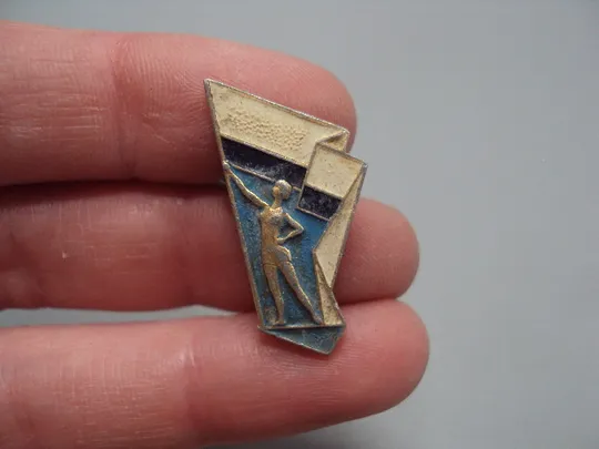 Купити Знак спорт ссср спартакиада флаг ЛЭ ЛенЭмальер женщина девушка держит флаг №17847