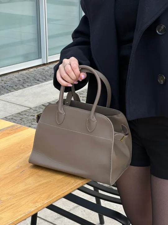 Сумка The Row Soft Margaux 26 Bag in Leather Brown Capucines  99721 Де купити