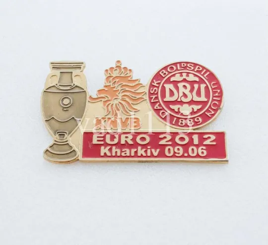 Футбол - матчевый значок из серии  "ЕВРО 2012"  НИДЕРЛАНДЫ - ДАНИЯ Ціна