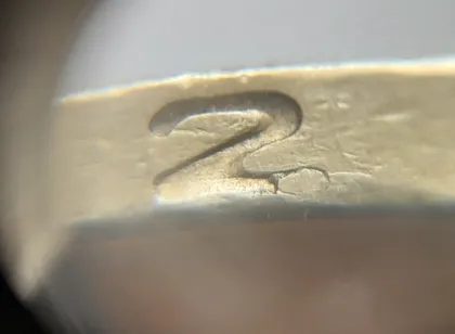 фото, (7965) 1 гривня 2006 чотири викрошки на гурті : "2", "О", "Р", "И" (1 гривна 2006 брак)