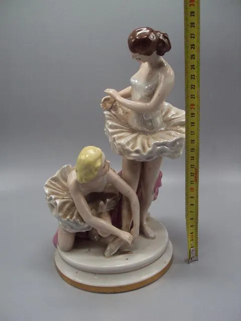 Купити Фигура фарфор статуэтка Киев балет балерины завязывают пуанты высота 27,8 см №1292