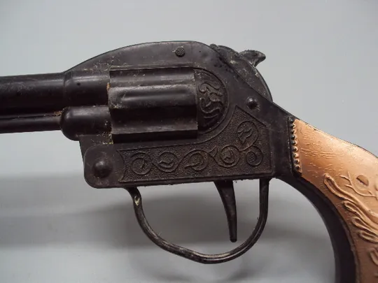 Детская игрушка пистолет узор павлин револьвер наган с присоской пластик ссср 21 см рабочий №15638 Інтернет-аукціон