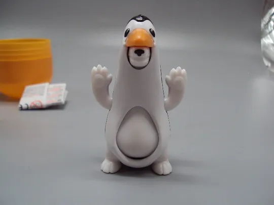 Фигурка киндер сюрприз пингвины и медведь VQB23 Kinder Maxi №18084С в Україні