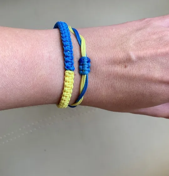 В наявності браслети та фенічки ручної роботи жовто-синього кольору! Продаж
